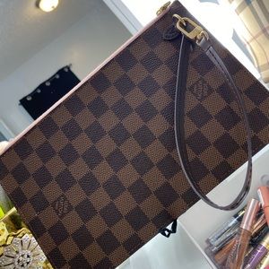 Louis Vuitton neverfull wristlet